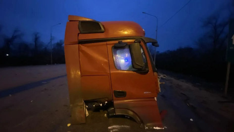 В Воронежской области в столкновении фур у большегруза оторвалась кабина