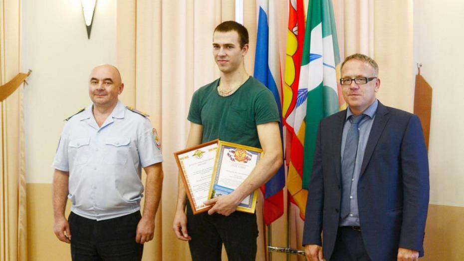В Воронежской области 20-летнего парня наградили за спасение девушек от геймера с ножом