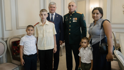 Губернатор Александр Гусев встретился с воронежским ветераном СВО Иваном Скорыниным и его семьей