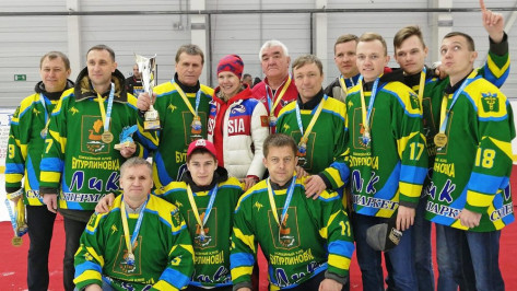 Бутурлиновские хоккеисты выиграли кубок открытого турнира среди любительских команд области