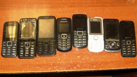 Воронежец попытался перебросить в колонию 8 телефонов