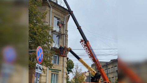 В центре Воронежа начали демонтаж 14 опасных балконов дома на Пушкинской