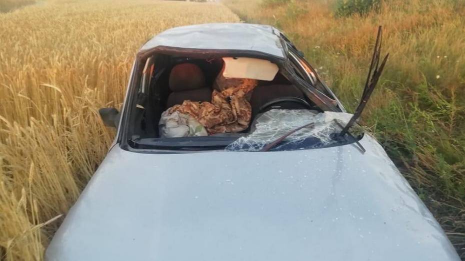 В Острогожском районе  перевернулся ВАЗ: пострадал водитель