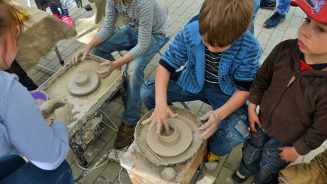 На благотворительном фестивале воронежцы научились лепке из глины 