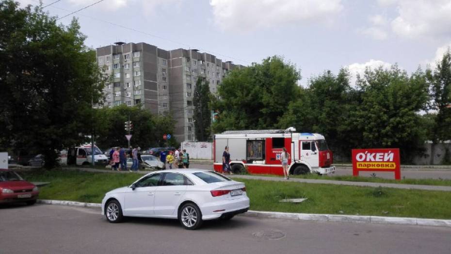 В Воронеже ДТП с 3 иномарками заблокировало выезд из супермаркета