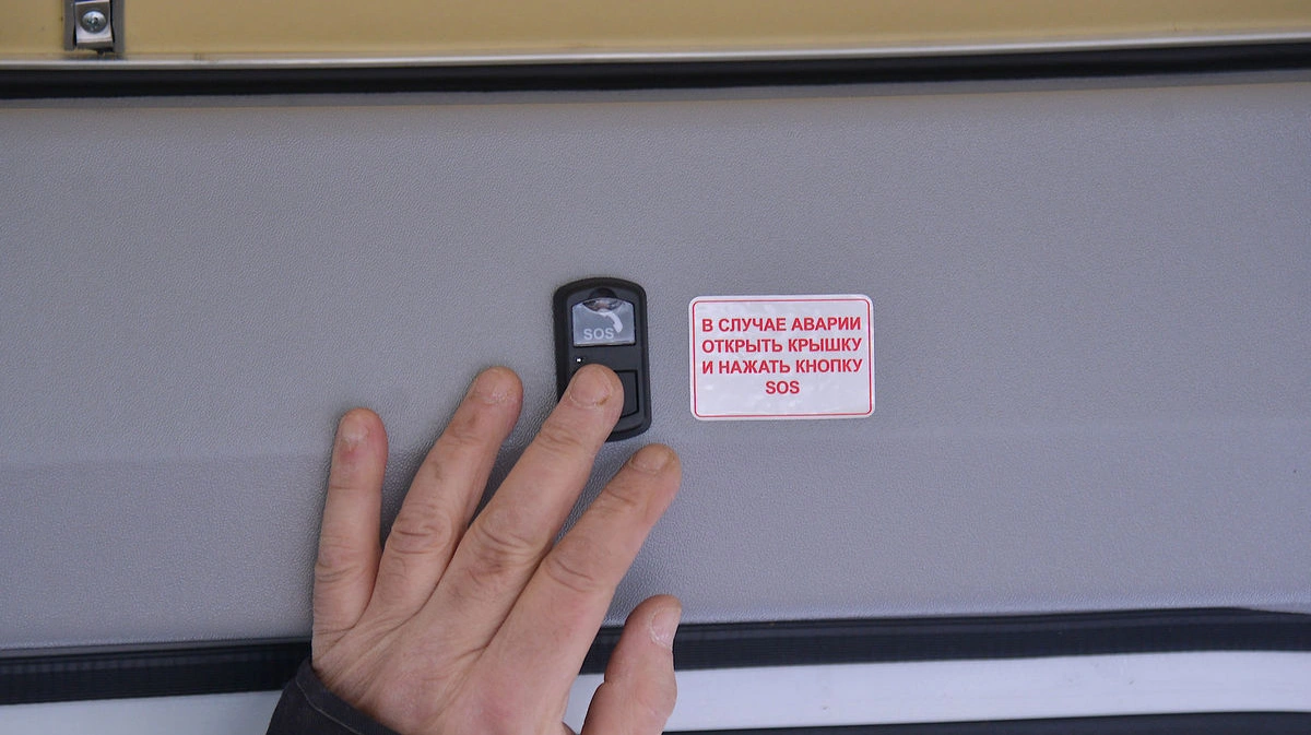 Кнопка stop в автобусы. Автобус city sightseeing москва. Лондонский автобус кафе. Электробус камаз и лиаз. Нажать автобусы.