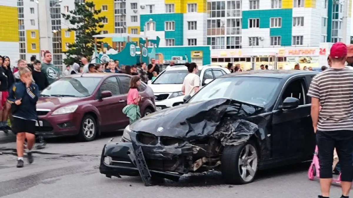 BMW протаранил несколько машин в воронежском ЖК: видео