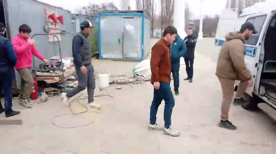 Нелегальные мигранты работали на Петровской набережной в Воронеже
