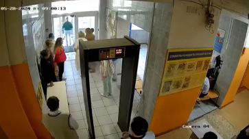 Фейк о досмотре школьниц «охранниками-мигрантами» разоблачили в Воронеже