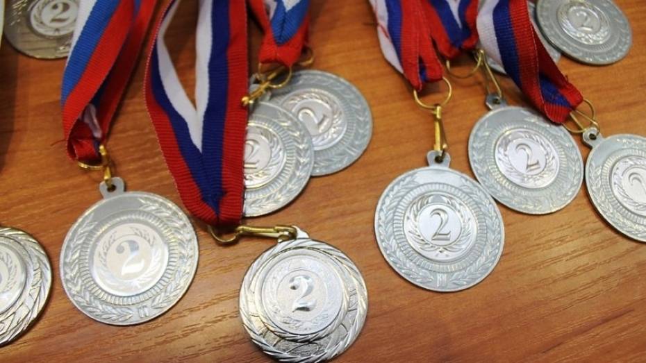 Семилукский спортсмен взял «золото» на областном турнире по самбо