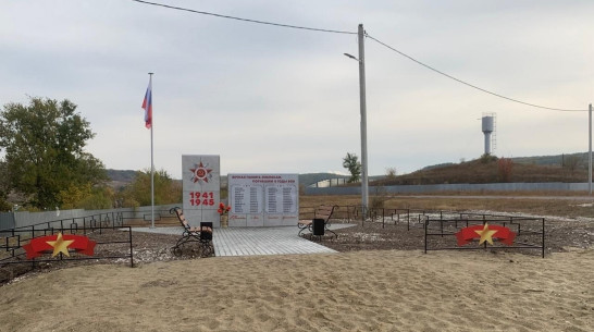 В верхнемамонском хуторе Донской отремонтировали памятник воинам-односельчанам