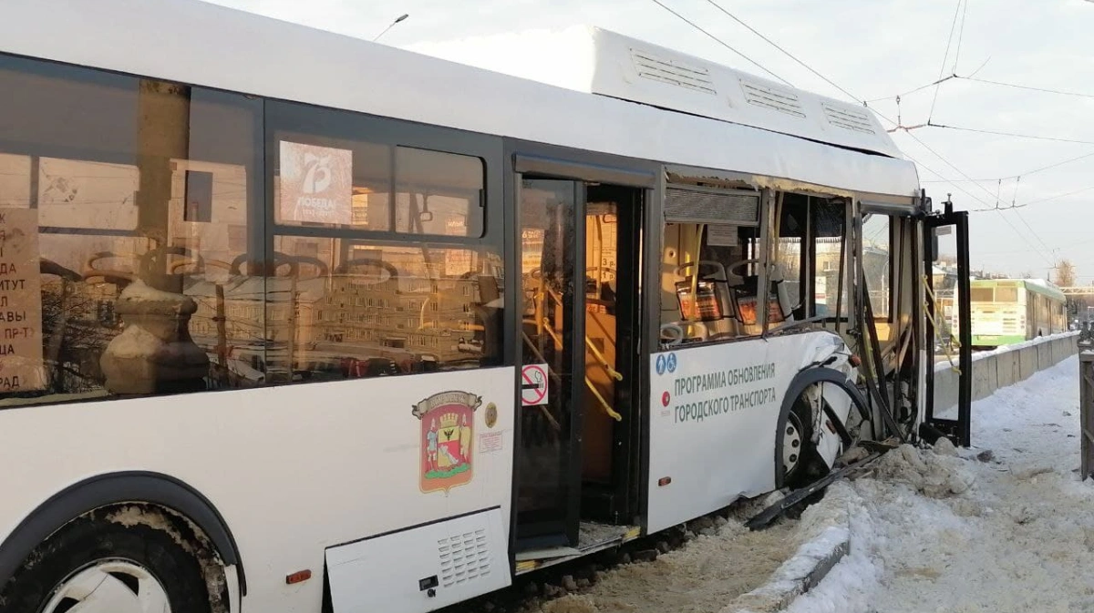 Автобус 366 в воронеже. Водитель Воронежского автобуса. Пассажирский автобус. Пожар автобус в автобусе в Воронеже.