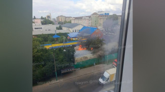 В Воронеже днем 16 июля загорелся гараж у остановки «Работница»: видео