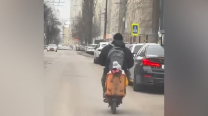В Воронеже мужчина перевозил малыша на самодельном кресле электросамоката: видео