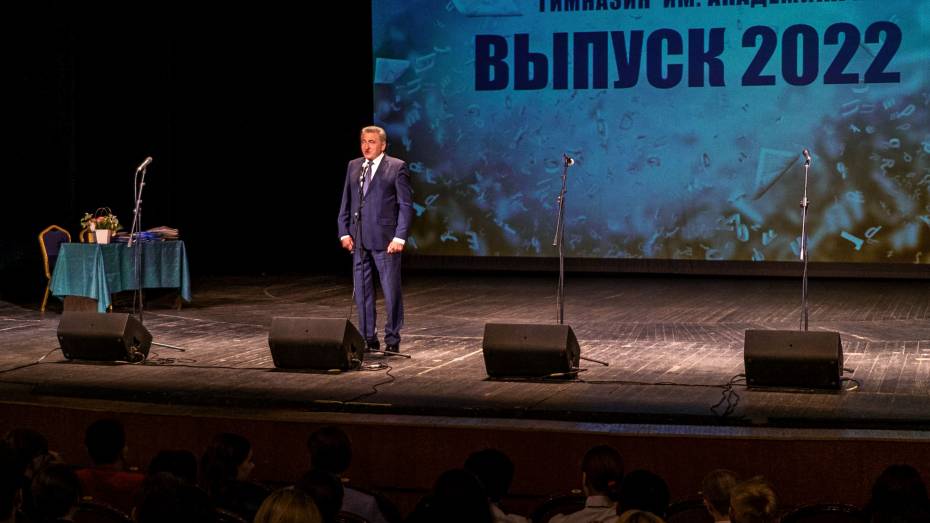 Сенатор Сергей Лукин поздравил выпускников воронежских школ