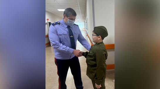 Руководитель воронежского СУ СК навестил мальчика из подшефной семьи в больнице