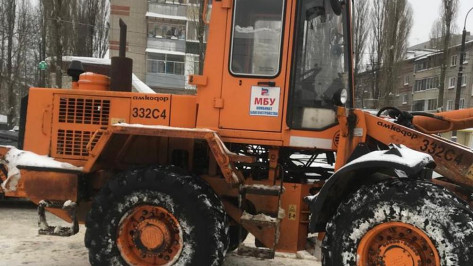 В Воронеже женщина попала под погрузчик для уборки снега