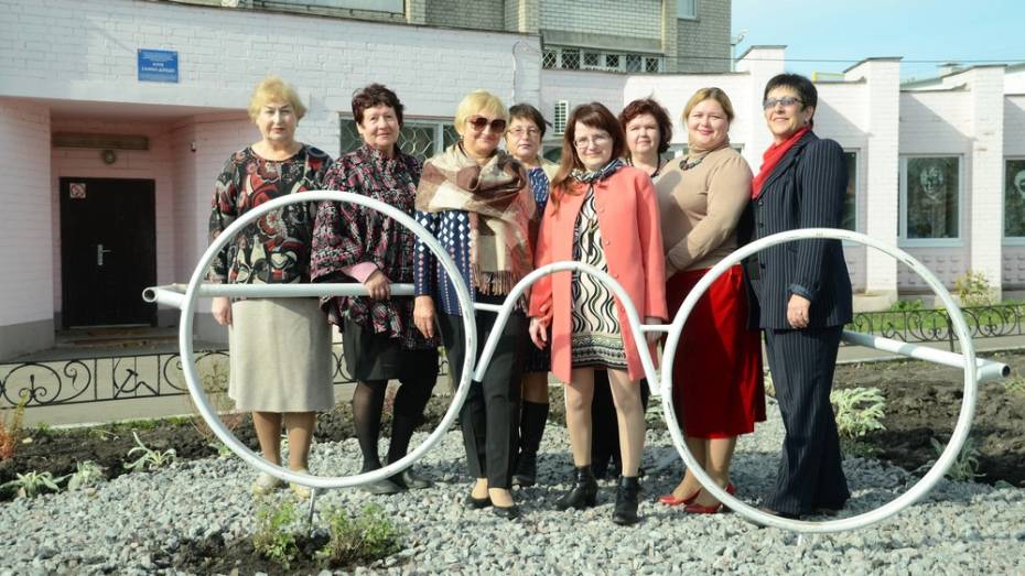 В Борисоглебске возле библиотеки установили арт-объект в виде очков