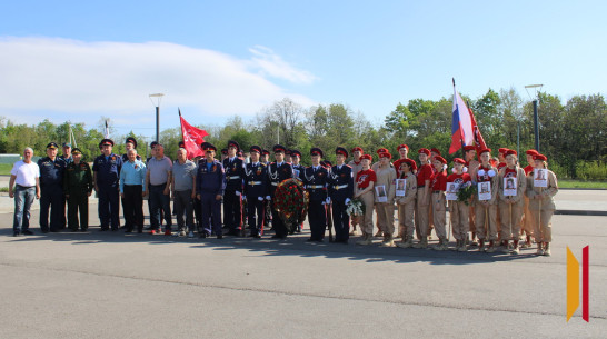 Участники автопробега «Огненными верстами Победы» побывали в Верхнемамонском районе