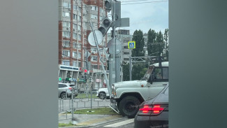 В Воронеже на перекрестке улицы 60-й Армии и бульвара Победы УАЗ снес светофор