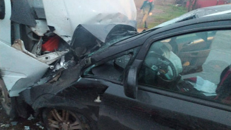 В Воронежской области водитель иномарки погиб при лобовом столкновении с «Газелью»