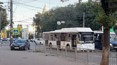 Новые автобусы с кондиционерами попали в Воронеже в 2 ДТП