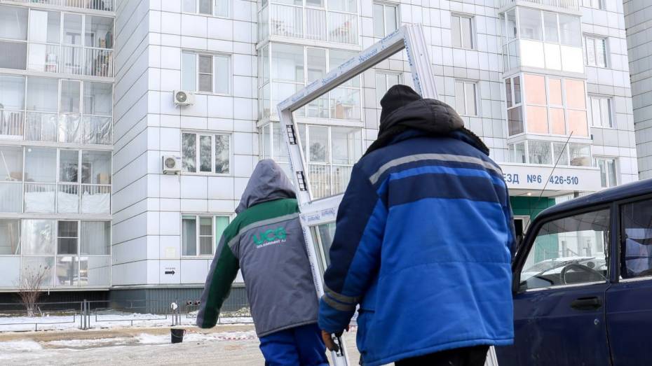 В Воронеже приступили к восстановлению стекол, поврежденных после атаки БПЛА вечером 10 января