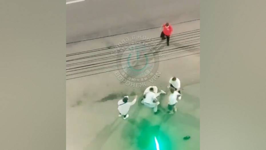 На камеру попали кадры жестокого избиения мужчины у ночного клуба в Воронеже