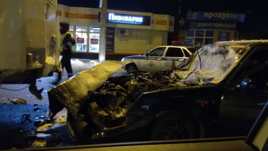 В Воронеже водитель Daewoo Nexia пострадал при столкновении с автобусом