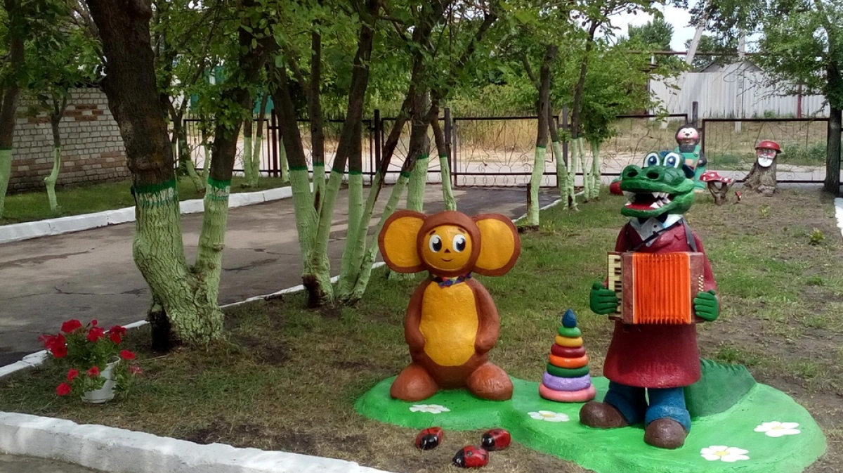 Детский сад герой. Чебурашка в Воронеже. Воронцовский детский сад. Фигуры из советских мультфильмов на улицу в детский сад. Дет сад Чебурашка и Гена Новочебоксарск.