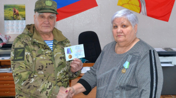 Глава сельского поселения из Грибановского района получила медаль «За верность десантному братству»