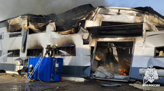 В Воронеже потушили крупный пожар в мебельном цеху в Шилово