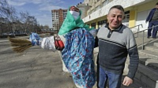 Главное масленичное чучело Воронежа собрали из веников, газет и пеленок