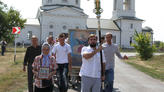 В богучарских селах Сухой Донец и Монастырщина прошел первый крестный ход за последнее столетие