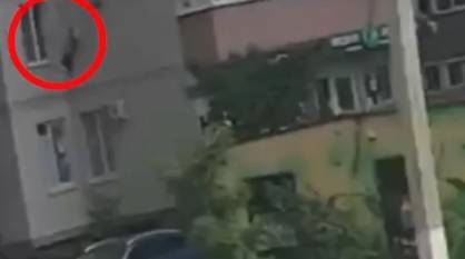 В воронежском ЖК «Ботанический сад» мужчина спрыгнул с парашютом-кофтой из окна 2 этажа