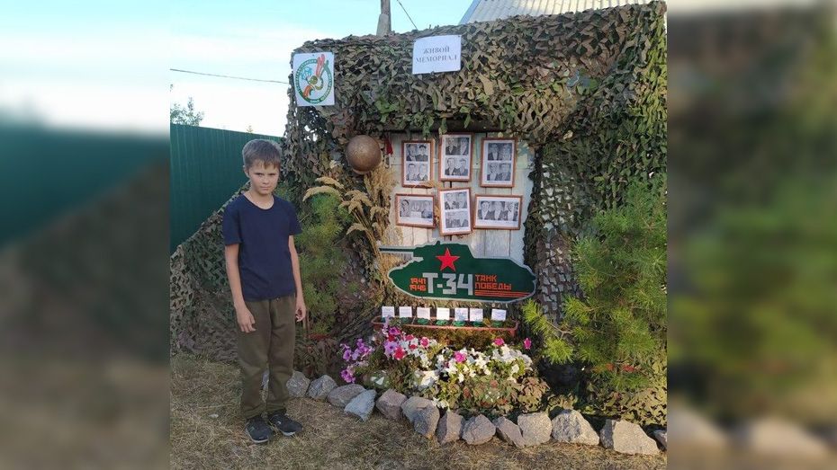 В Боброве 11-летний школьник сделал памятную композицию в честь погибших на войне земляков