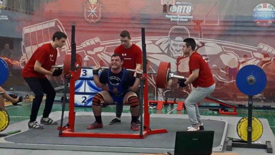 Терновский спортсмен стал абсолютным чемпионом первенства ЦФО по силовому троеборью
