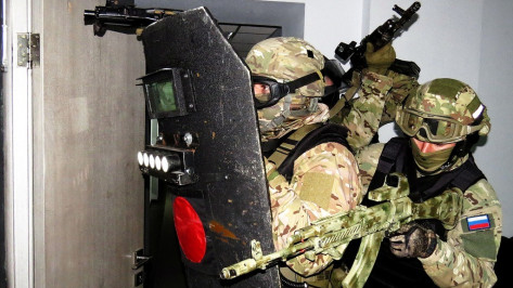 Силовики провели антитеррористическое учение в воронежском драмтеатре