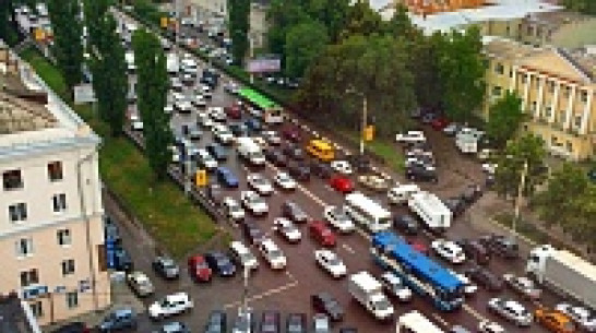 Дождь и неработающие светофоры поставили воронежцев в пробки (ФОТО)