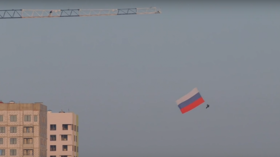 В Воронеже экстремал совершил прыжок с 7-метровым флагом России 
