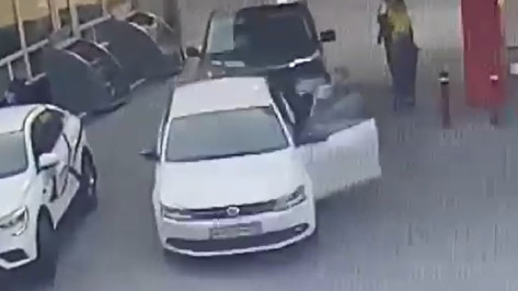 Камера на заправке в Воронеже сняла момент наезда Range Rover на 54-летнего мужчину