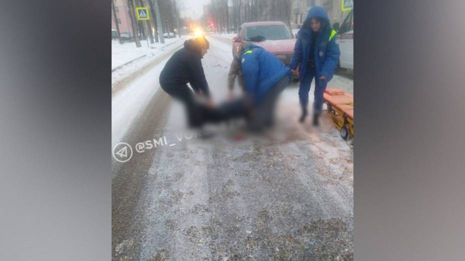 В Левобережном районе Воронежа днем 25 января сбили женщину