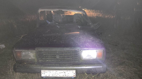 В Воронежской области 29-летний водитель на «Жигулях» вылетел в поле и опрокинулся