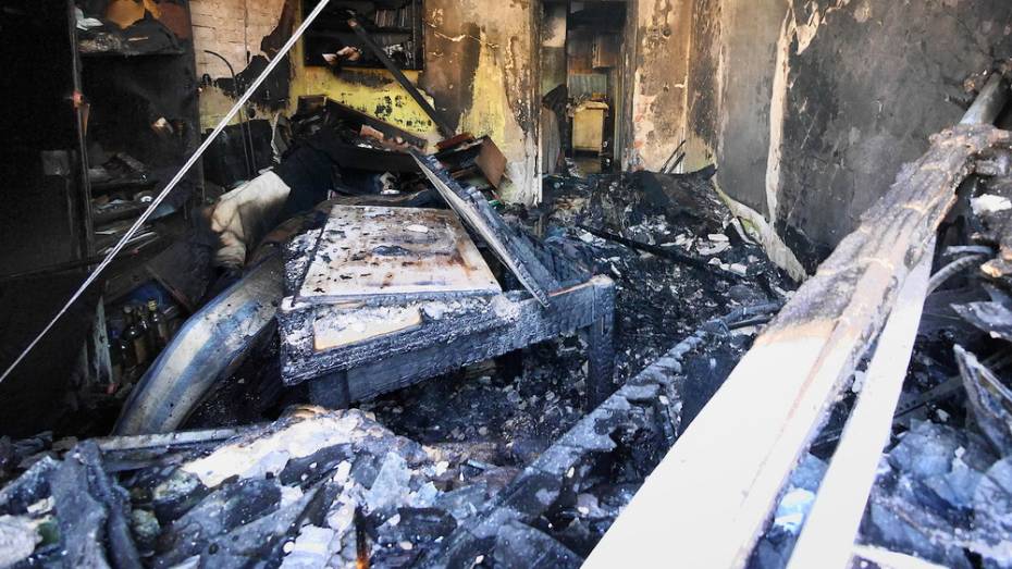 Пожар вспыхнул новогодним утром в 9-квартирном доме в Воронежской области