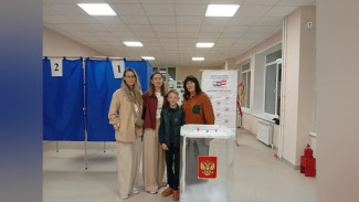 В верхнемамонском селе Лозовое на избирательный участок пришли 3 поколения одной семьи