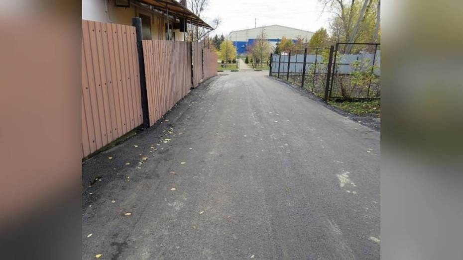 В Нижнедевицке благоустроили территорию у дома матери участника СВО