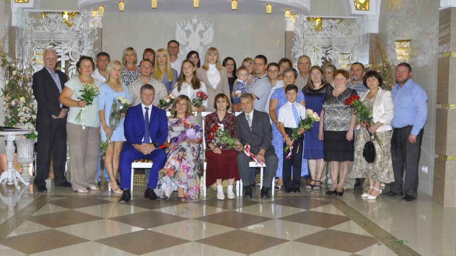 Сенатор от Воронежской области поздравил юбиляров супружеской жизни в канун Дня города