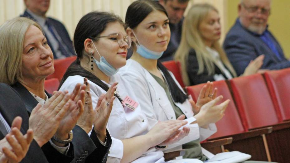 В Воронеже более 400 будущих медработников торжественно посвятили в специальность
