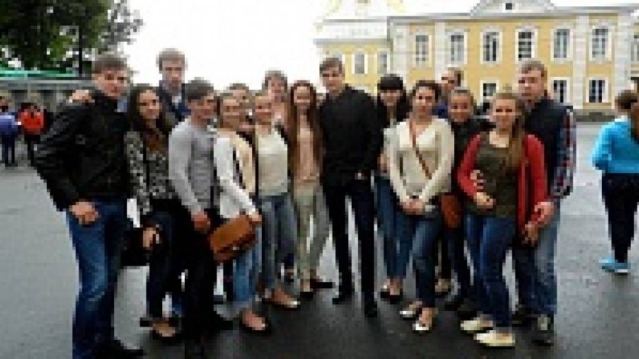 15 поворинских выпускников-2014 предпочли традиционному выпускному вечеру поездку в Санкт-Петербург 