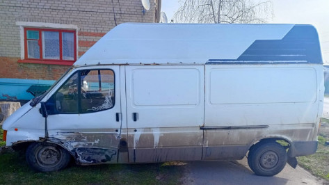 Мужчина и 15-летняя девочка пострадали в аварии с фургоном в Воронежской области